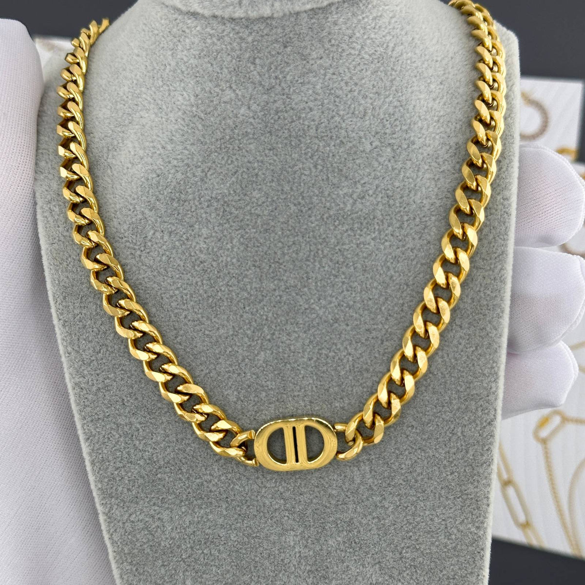 Collar de acero inoxidable bañado en oro de 18 quilates